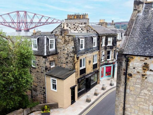 Flat for sale in Scotstoun, Scotland
