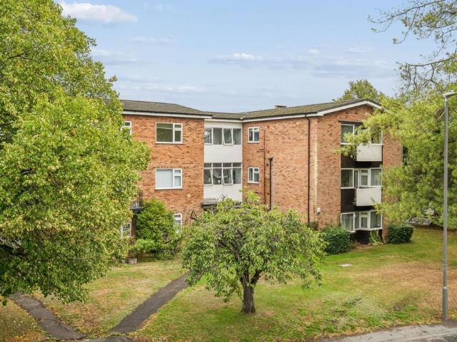 Flat for sale in Beaconsfield, Knotty Green