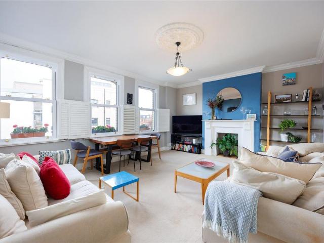 Flat for sale in Balham, Greater London