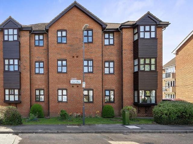 Flat for sale in Little Stanmore, Greater London