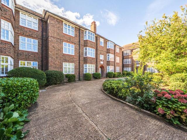 Flat for sale in Surbiton, Greater London