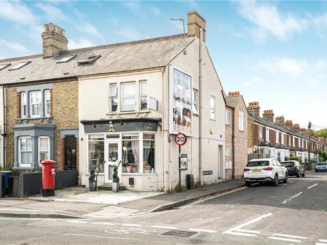 Flat for sale in Osney, The Slade