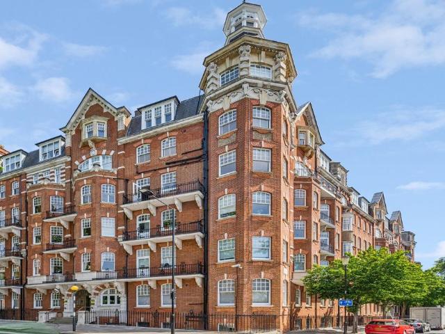 Flat for sale in Kensington, Greater London