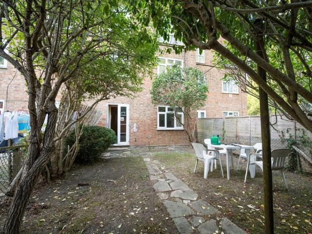 Flat for sale in London Borough of Wandsworth, Greater London