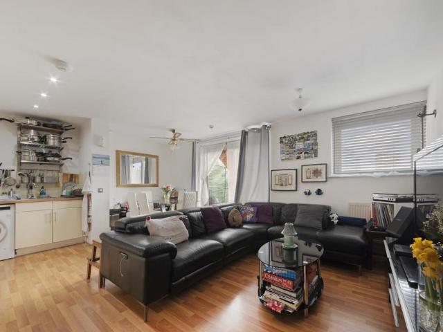 Flat for sale in Blackwall, Greater London