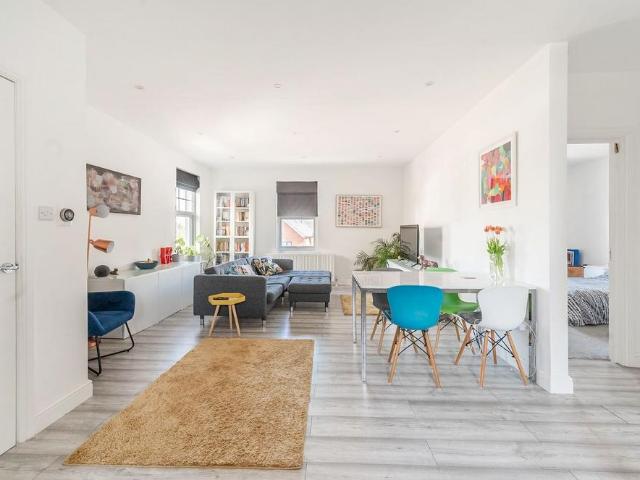 Flat for sale in Bushey, Bushey Heath