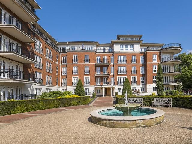 Flat for sale in Petersham, Greater London