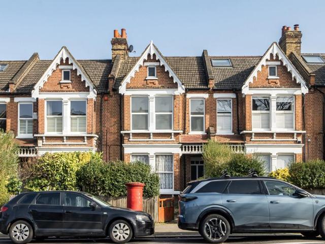 Flat for sale in Tulse Hill, Greater London