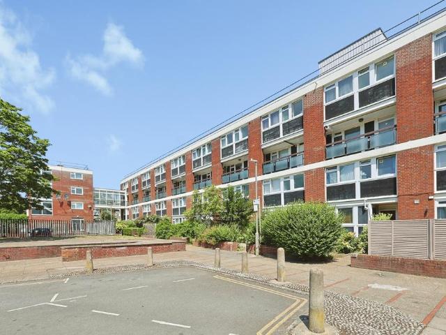 Flat for sale in Battersea, Greater London