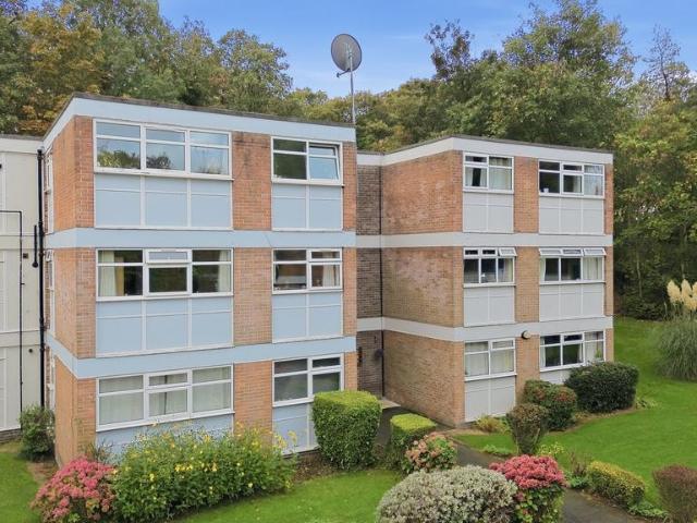Flat for sale in Oakwood, Leeds