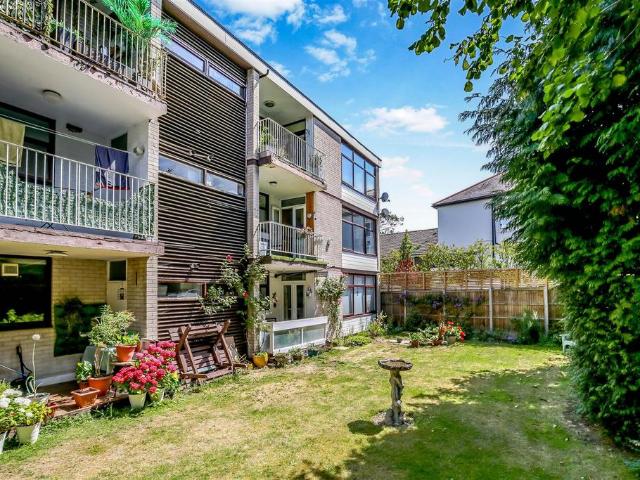 Flat for sale in Ewell, Surrey