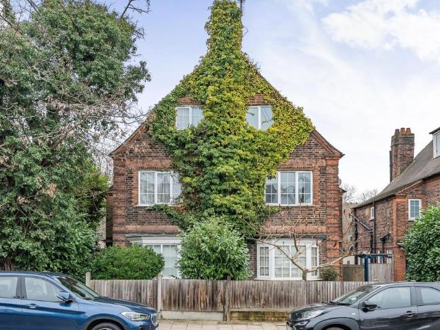 Flat for sale in Streatham Hill, Greater London