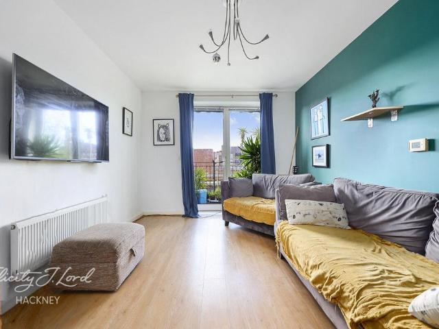 Flat for sale in South Hackney, Greater London