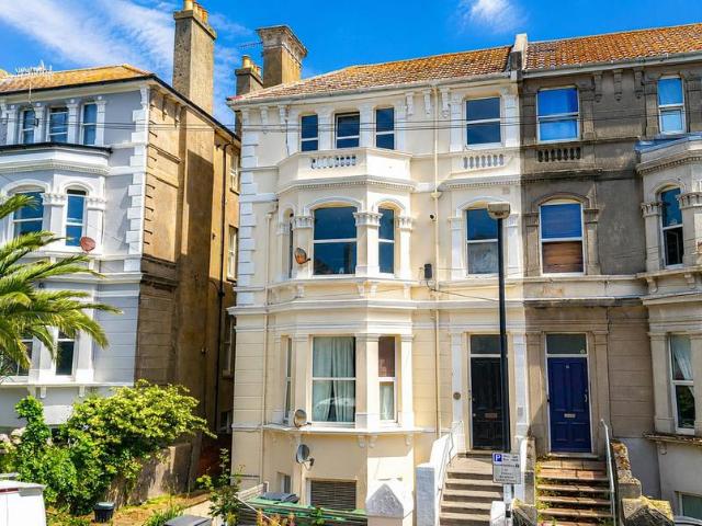 Flat for sale in Bohemia, Guestling Green