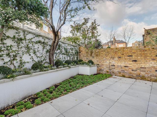 Flat for sale in Fulham, Greater London