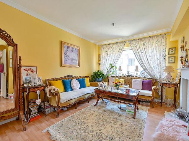 Flat for sale in North Sheen, Greater London