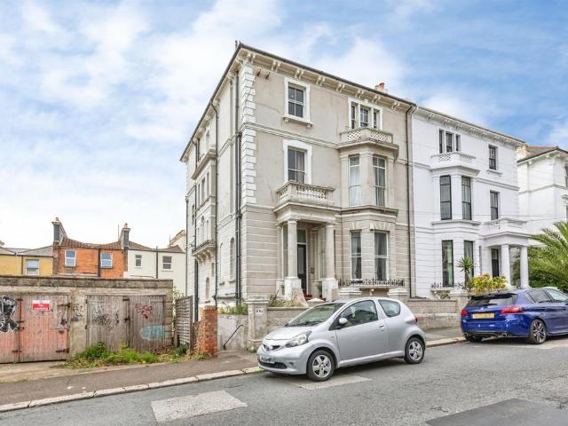Flat for sale in Bohemia, Guestling Green