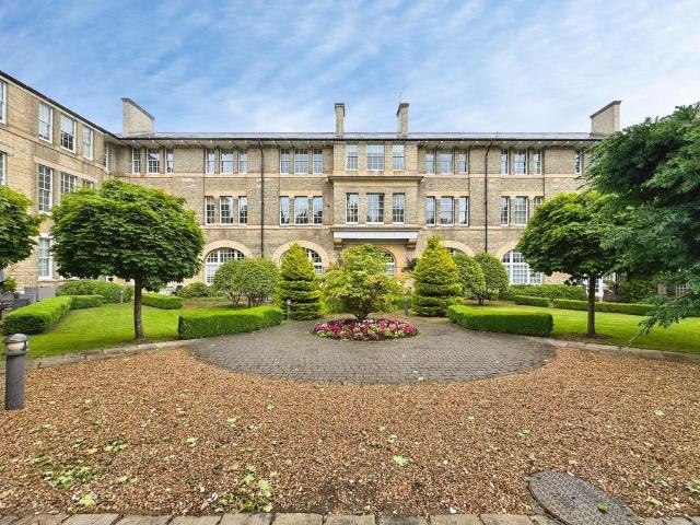 Flat for sale in Mill Hill, Greater London
