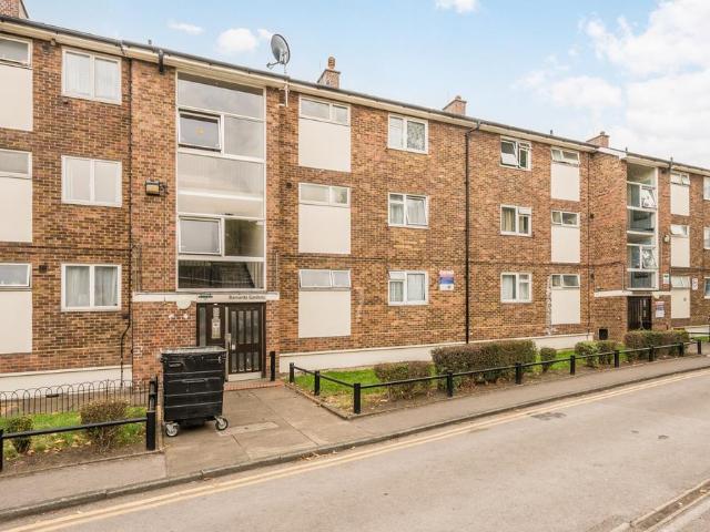 Flat for sale in Ratcliffe, Greater London