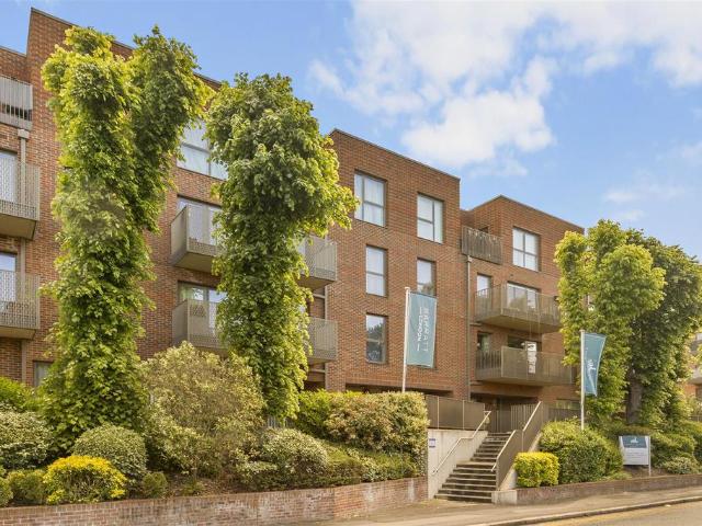 Flat for sale in Harrow Weald, Greater London