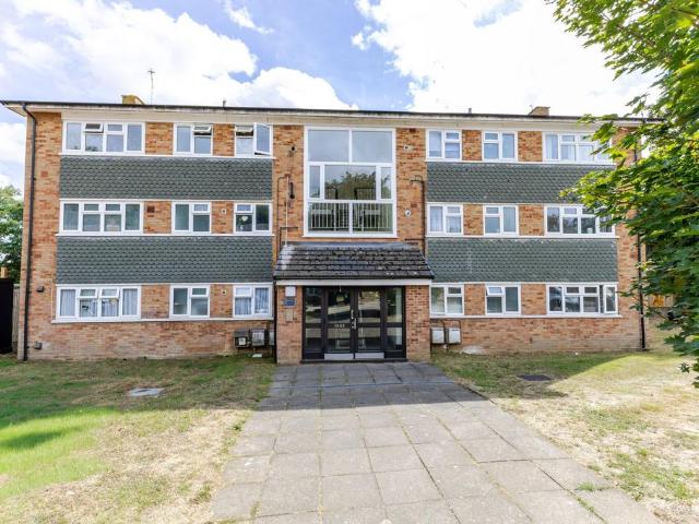 Flat for sale in Batchworth, Hertfordshire