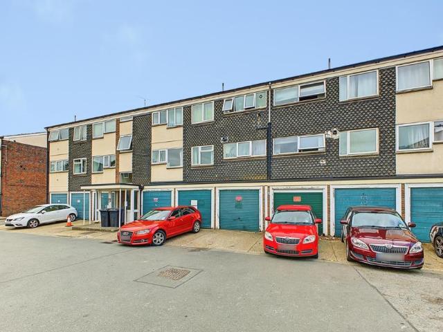 Flat for sale in Abington, Northampton