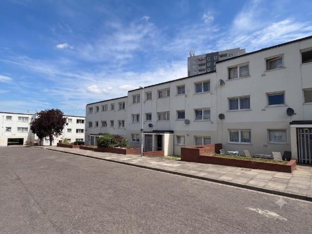 Flat for sale in Spring Park, Luton
