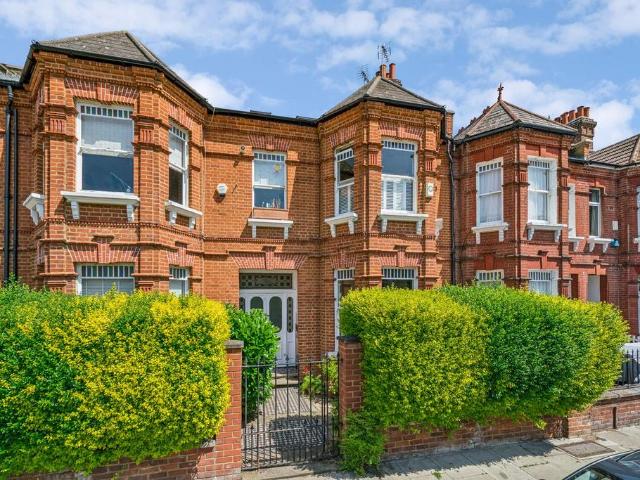 Flat for sale in Shepherd's Bush, Greater London