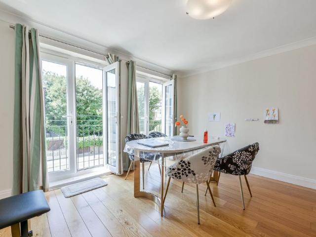 Flat for sale in London Borough of Hounslow, Strand