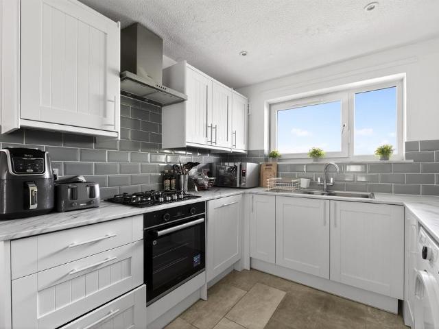 Flat for sale in Southfields, Greater London