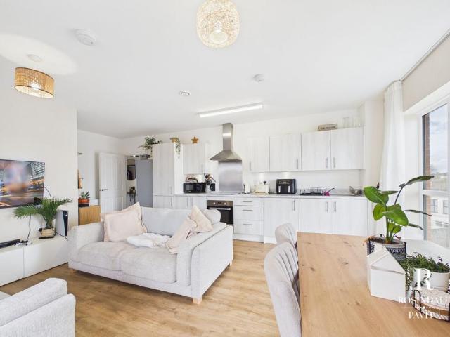 Flat for sale in Hackbridge, Greater London