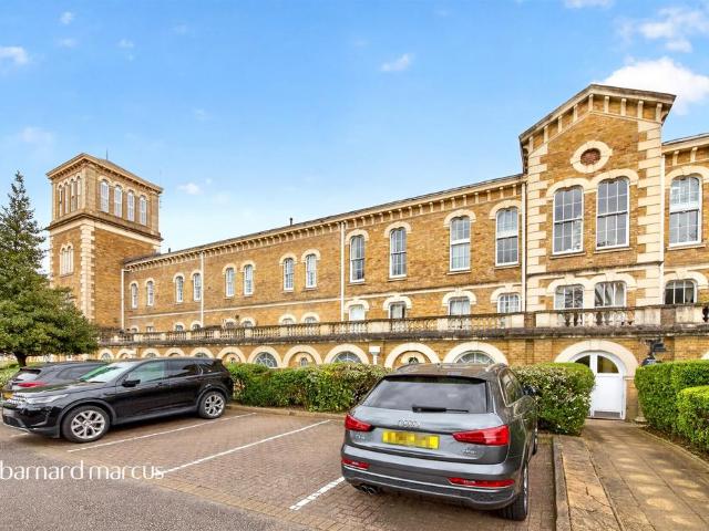 Flat for sale in Friern Barnet, Greater London