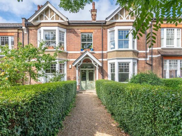 Flat for sale in Brondesbury, Greater London