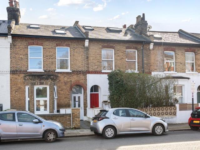 Flat for sale in Summerstown, Greater London