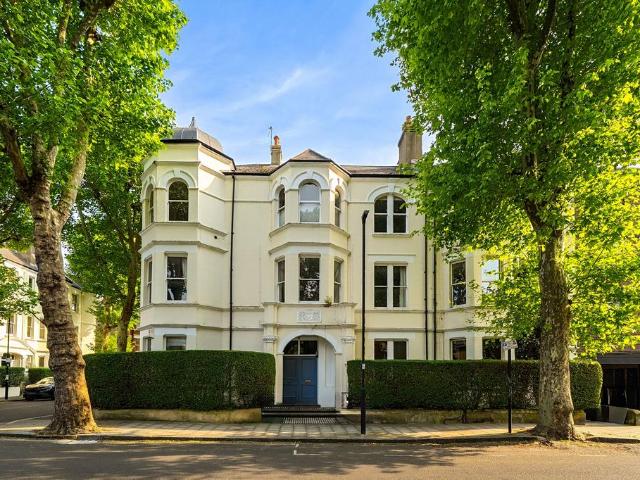 Flat for sale in Stockwell Park, Greater London