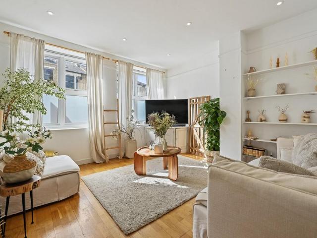 Flat for sale in Shepherd's Bush, Greater London