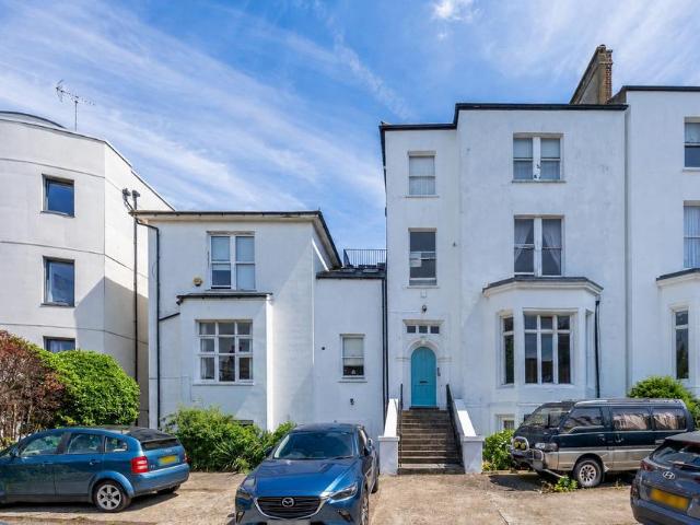 Flat for sale in Clapham, Greater London