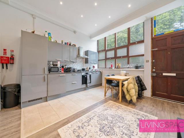 Flat for sale in Finsbury Park, Greater London