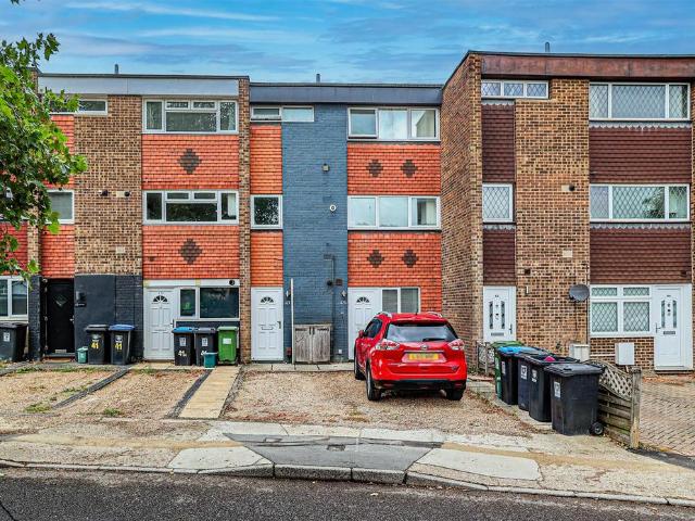 Flat for sale in Highfield, Pouchen End