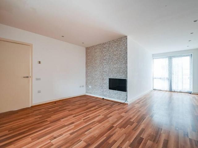 Flat for sale in Old Ford, Bow