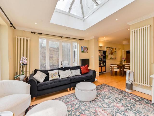 Flat for sale in Victoria, Greater London