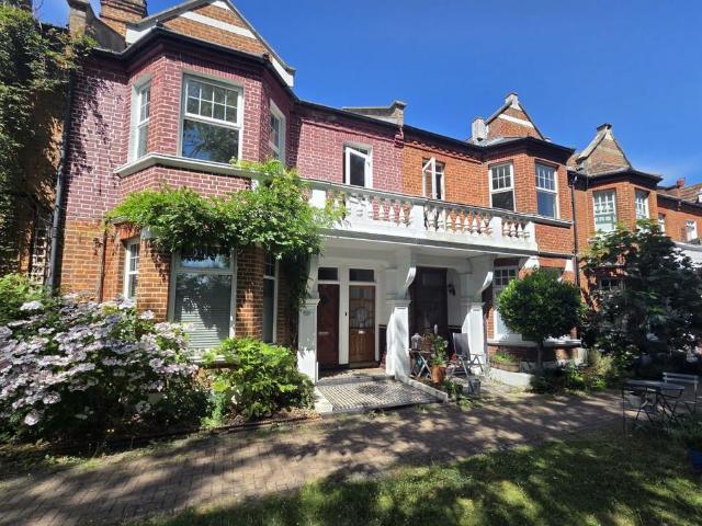 Flat for sale in London Borough of Lewisham, Forest Hill