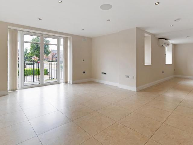 Flat for sale in Connaught Park, Bushey