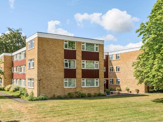 Flat for sale in Woodcote, Epsom