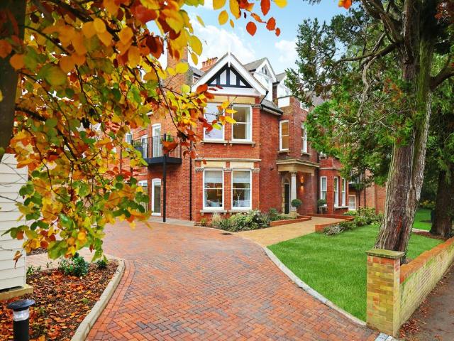 Flat for sale in Hatching Green, Five Acres