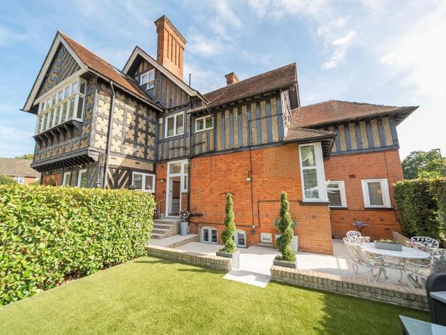 Flat for sale in Little Stanmore, Greater London