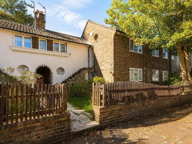Flat for sale in London Borough of Ealing, Hanwell