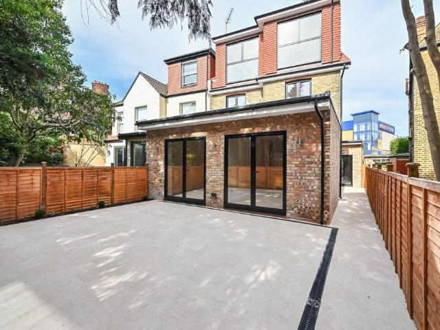 Flat for sale in Strand-on-the-Green, Greater London