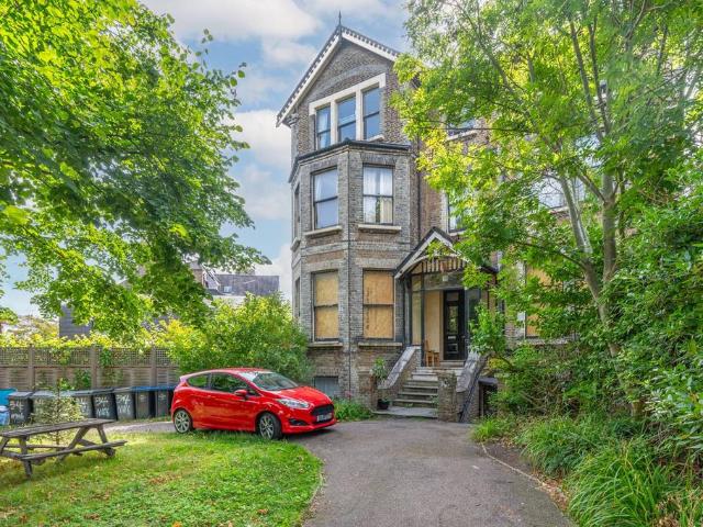 Flat for sale in Brondesbury, Greater London