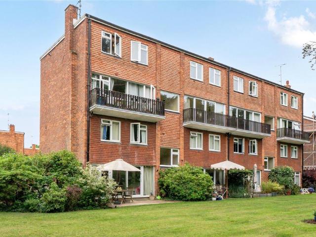 Flat for sale in Hampton Wick, Greater London